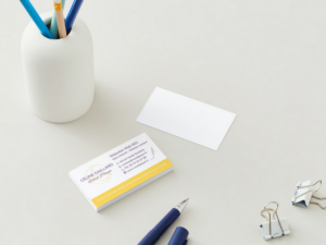 Carte de visite "Céline Gaillard, rédactrice Web SEO" sur un bureau avec un pot de crayons